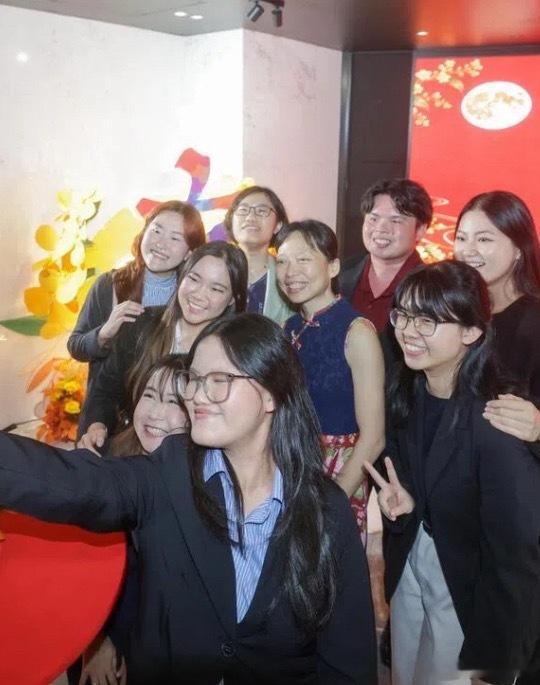 为让华商精神薪火相传，新加坡中华总商会去年推出实习生奖，首批得奖者是12名本地大学学生，颁奖礼9月26日在中秋晚宴上举行。奖项旨在鼓励本地品学兼优、中英双语能力兼备的大学生和理工学院学生，到总商会以及旗下企业网络实习，通过实践体会华商精神。实习期为三至五个月，每名得奖者可获5000元奖金。另外，今年有16名本地六所公立大学的本科生获中华总商会基金奖学金。新加坡新加坡达哥 新加坡·Godmama