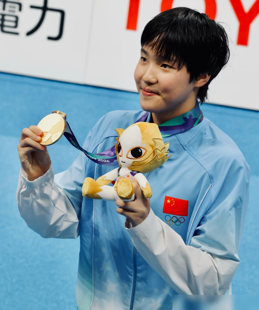 13岁，亚运会女子MVP，最年轻纪录就这么破了。
于子迪第一次上亚运，直接拿3块金牌，而且三场决赛全破纪录。200米蝶泳2分05秒08，把张雨霏的原纪录踩下去了。200米混2分06秒10，直接破亚洲纪录，离世界纪录就差0.4秒。400米混4分28秒56，世界历史第五。
关键她比的不光是同龄人，是