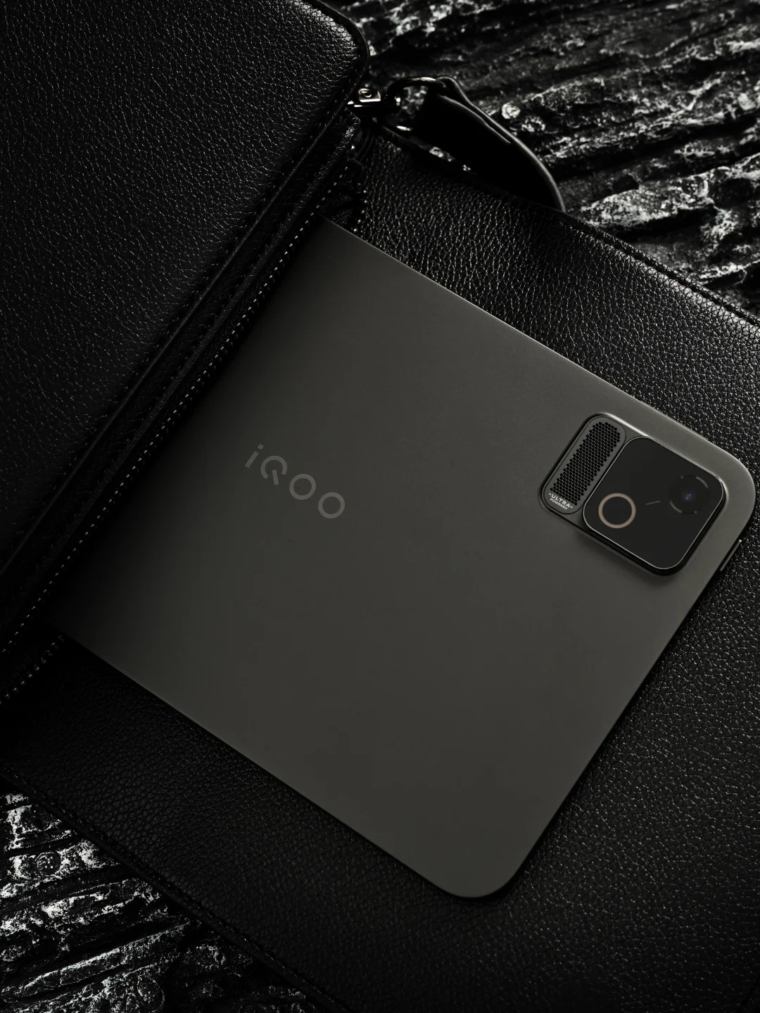 iQOO Pad Ultra不愧是电竞新物种。全金属一体机身质感果然扎实，8.8