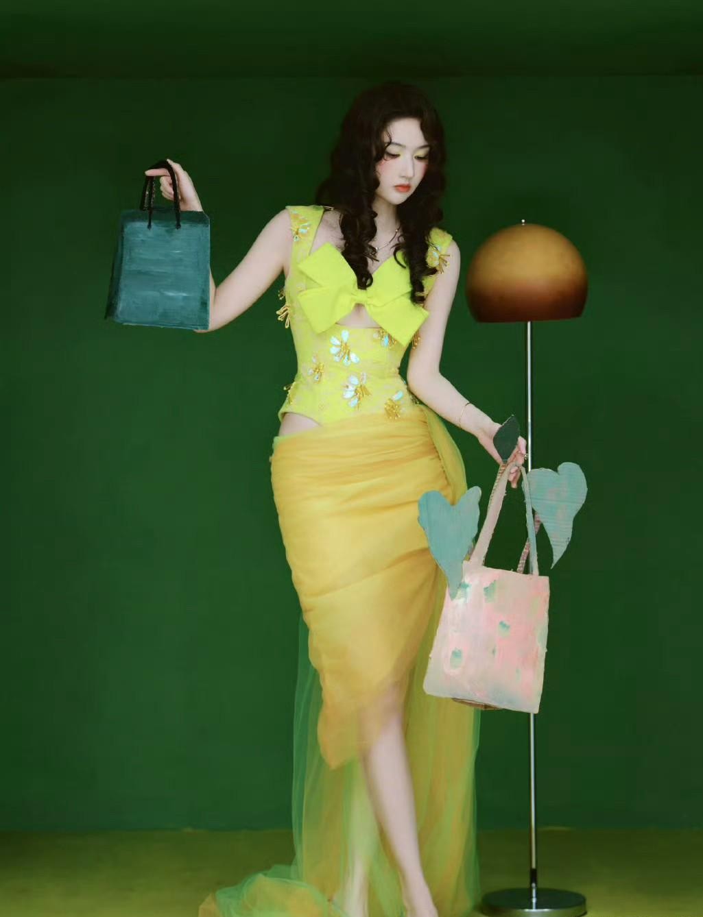 红毯上女明星争奇斗艳，但很多人根本不知道，身上的高定才是最残酷的名利场照妖镜。
这次王玉雯一身闪钻薄纱裙亮相红毯，骨架和仪态挑不出毛病，可大家查了底细才发现，这居然是她入行以来的第一套高定。
平时看她戏一部接一部播，口碑也挺稳，但在时尚品牌的借衣名单里，她现在才算勉强摸到了门槛。
再看旁边的白