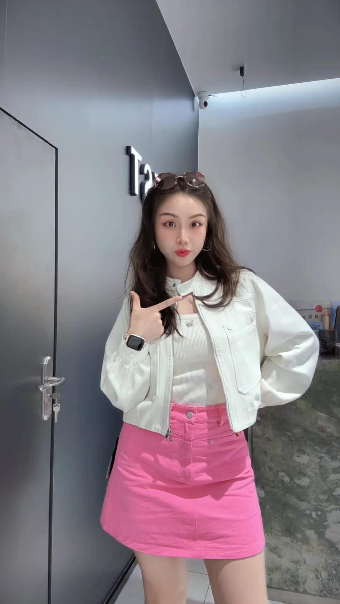 <p>笨蛋美女 <!--{img:0}--><!--{img:1}--...