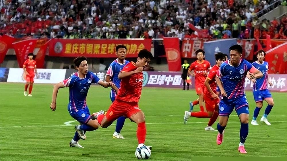 王钰栋吃牌停赛，主帅安东尼奥在首发单上直接填了向余望。

向余望搭档蒯纪闻的双箭头，安东尼奥闭着眼都能排。半决赛打越南第51分钟，向余望禁区拿球，扭腰转身一脚把球轰进死角，硬生生砸进亚足联最佳进球候选。

小组赛板凳坐穿，关键战直接首发。这不是奇兵，是教练的算盘。他不看谁脚法多花哨，只看谁能像钉子一