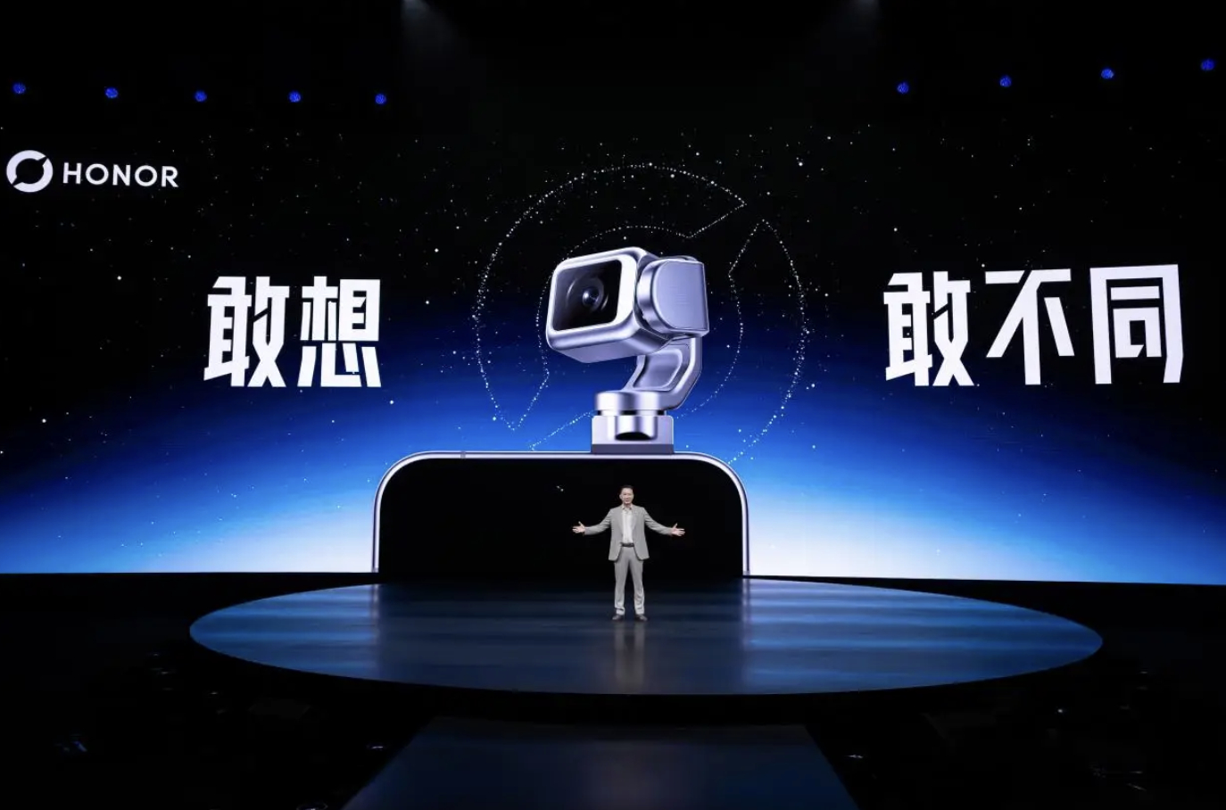 之前我对荣耀RobotPhone的评价都相对比较负面，因为我觉得它的产品形态看似解决了一个小问题，其实带来很多大问题，更像是一个为了营销而拼凑出来的产品。

但是我昨天听了彭林直播的切片，还是有一些看法上的转变的。很多终极的产品形态，都是通过大家不断试错出来的。荣耀这次勇敢的试错，总会给行业 ​