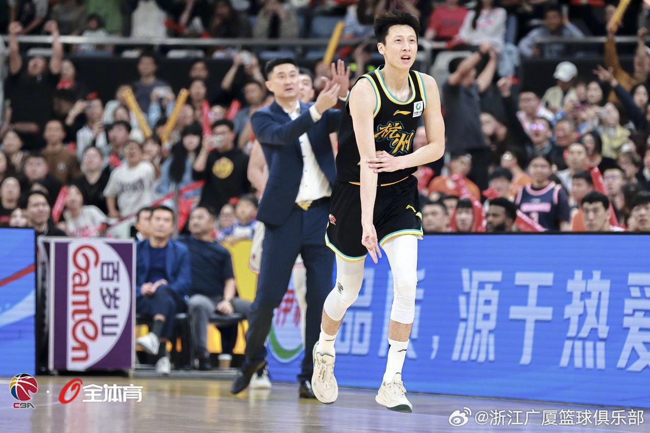 记者宋翔报道，浙江广厦赵岩昊与宁波男篮签下两年的C类合同。  今年夏天...
