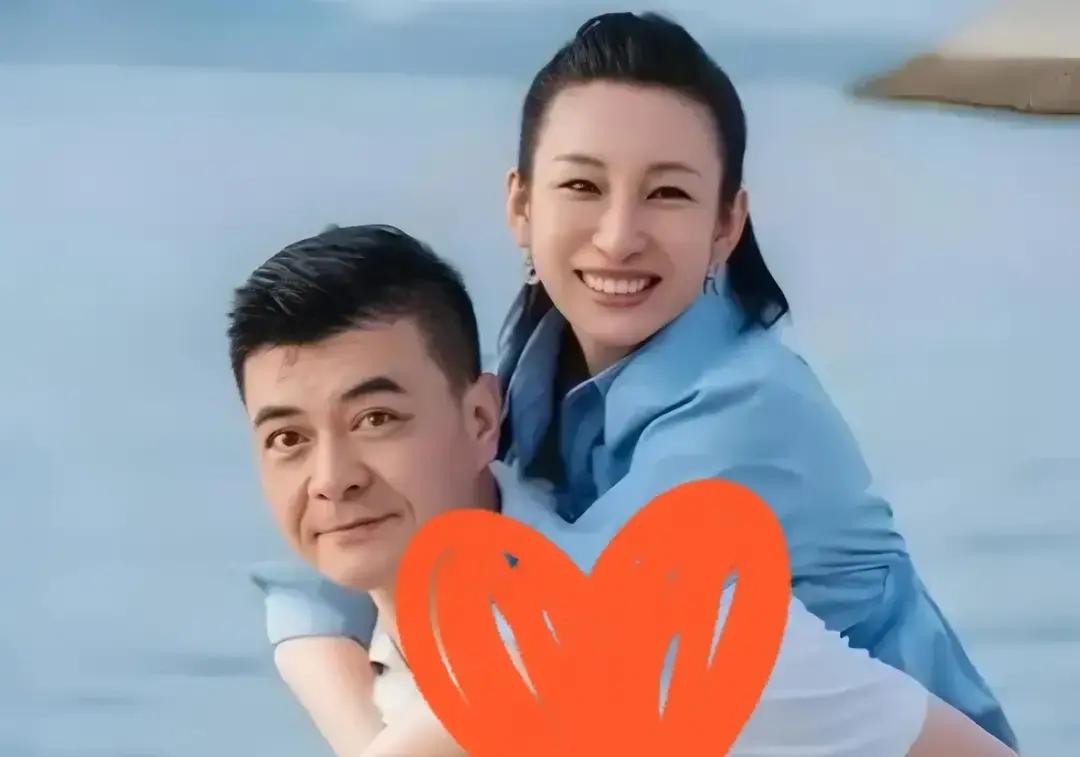 秦海璐早上醒过来，发现自己成了“寡妇”。

9月1号凌晨，她刷手机，看到自己社交账号评论区蹦出一万多条“节哀”。她懵了。老公王新军，头天还带儿子在游乐园举着棉花糖拍照，人活得好好的。

点开热搜，词条写着“王新军去世”。点进去一看，各大营销号齐刷刷发讣告，配的图是演员王新军的工作照。没有一个人点开“