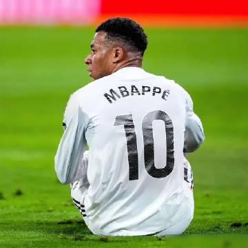 腿刚显露出些许不适的端倪，姆巴佩便毫不犹豫地指向场边，果断选择退场。这...