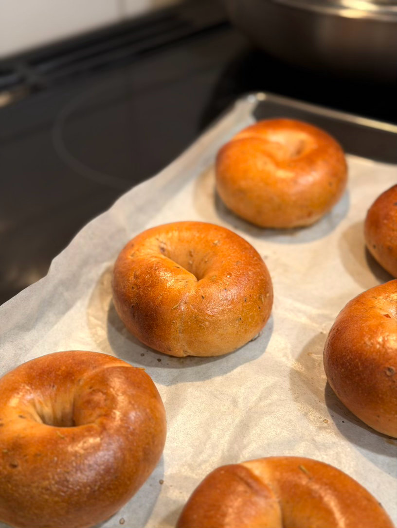 又在废寝忘食备餐中！今天的微辣番茄bagel看上去特别漂亮！吃不吃？ ​
