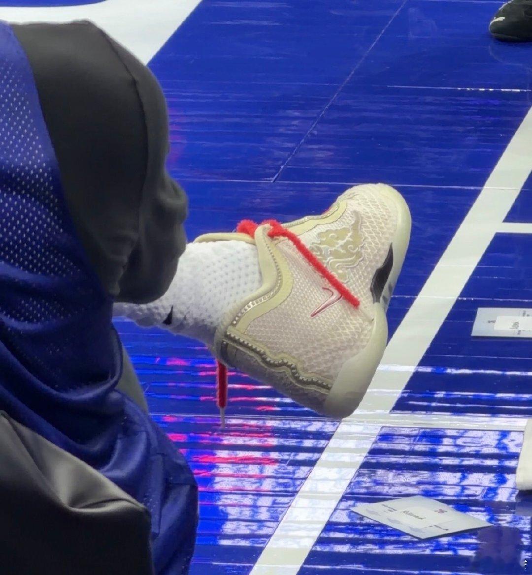 LeBron James在训练中换上了Nike LeBron 24的中国限定配色！这个配色大家能打多少分？

©stevenatto

#赛场鞋事报[超话]##NBA[超话]# ​