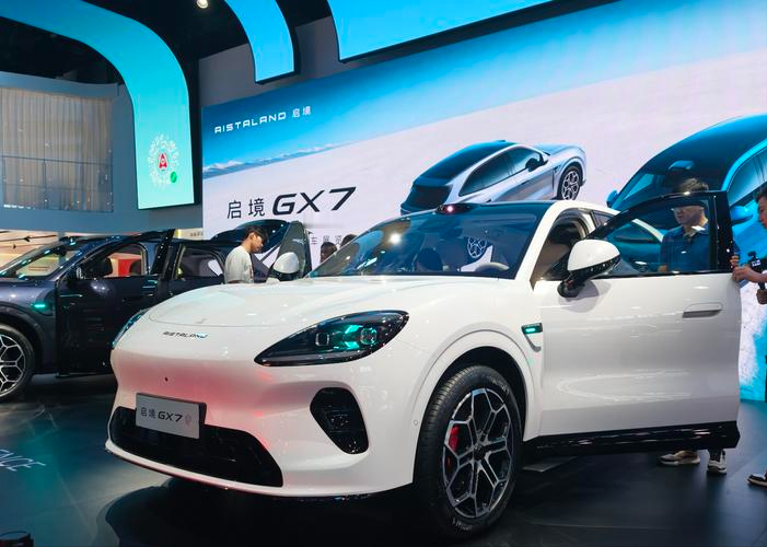 2026年9月新能源SUV销量前三强出炉，结果有点意思：
第①名 —— 特斯拉Model Y：单月狂卖50359辆

第②名 —— 方程豹钛7：单月卖出27544辆

第③名 —— 比亚迪元UP：单月22767辆

小型纯电SUV里的常青树，车身不大空间够用，转弯半径小停车方便，十万级代步刚需绕不开