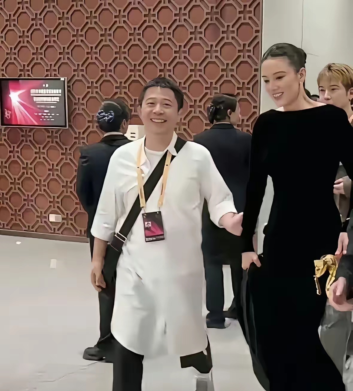 宋佳又拿奖了。金鸡奖台上，
她说“谢谢王伟娶了我”。
​好多人说她老公旺妻。我扒了下王伟这人，
发现根本不是“旺”这么玄乎。他是《白夜追凶》的导演，飞天奖提名常客，但社交账号一片空白，领奖都让团队代劳。宋佳拍戏连续40天不回家，他拎着一箱东北特产在剧组楼下等了4个小时，见面15分钟只问了 ​