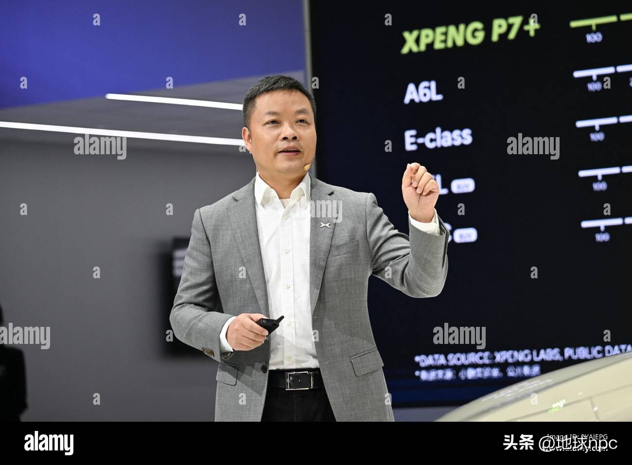 巴黎车展重磅！何小鹏押注全栈自研智驾，小鹏正式对外输出全套技术🔥
 
巴黎车展上演硬核对决！小鹏成为仅有的两家获准在巴黎真实道路公开演示智驾的车企之一，何小鹏亮出小鹏长期坚持的全栈自研物理AI路线。
 
✅坚持不走方案拼接，自研第二代VLA物理世界大模型
拒绝外购方案拼凑！小鹏第二代VLA去掉语言转