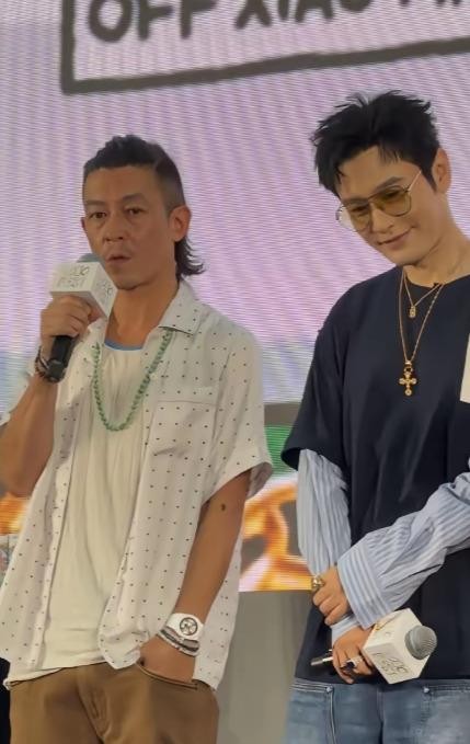 陈冠希主动抬手碰拳，黄晓明侧身跟人说话，没接住。就这一下，全网吵翻了。48岁和45岁，同框生图里看着像两代人——一个白到发光状态紧实，一个胡子花白满脸褶子，松弛得彻底。
8月21日，上海MOJOFEST趣藏嘉年华，陈冠希是联合发起人，黄晓明带着表妹陈梦到场。两人自2009年电影《神枪手》后，时隔17