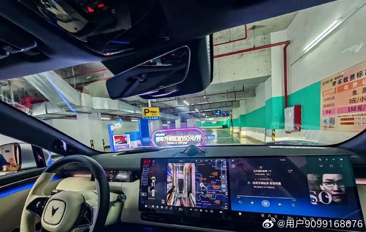 打卡岚图门店，实地试驾追光S📸
静态欣赏无框溜背的轿跑身姿，鸿蒙车机操作流畅。
动态试驾感受四激光智驾的稳定，魔毯底盘滤震舒服，岚擎模式动力澎湃。
实车的质感，只有到店体验才知道。
#岚星人计划##岚图追光s##到店试驾# ​