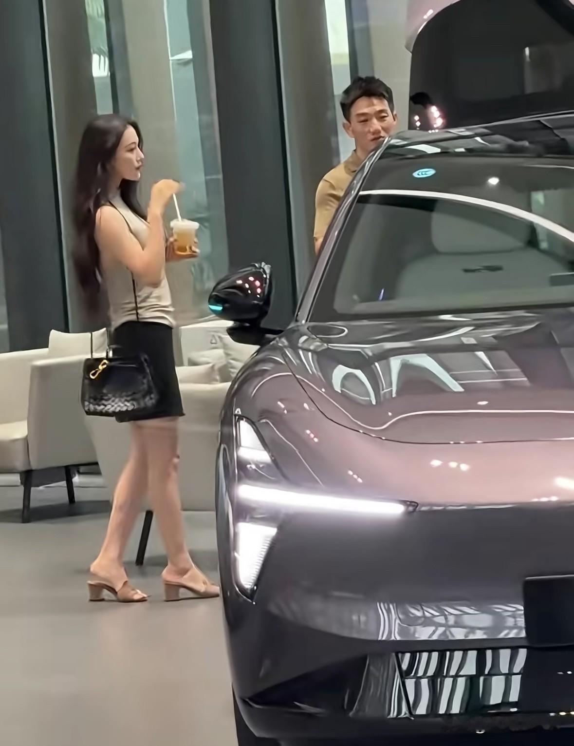 9月4日，张馨予和何捷在广州车行看车，两人一身休闲穿搭，没有明星架子，就像普通小两口一起挑选家用车。

张馨予披散长发，手拿奶茶，打扮随性大方。何捷身姿挺拔，认真研究车辆配置，还耐心跟身旁的张馨予讲解，互动松弛自然，没有刻意秀恩爱，却透着平淡的甜蜜。

婚后定居广州的他们，