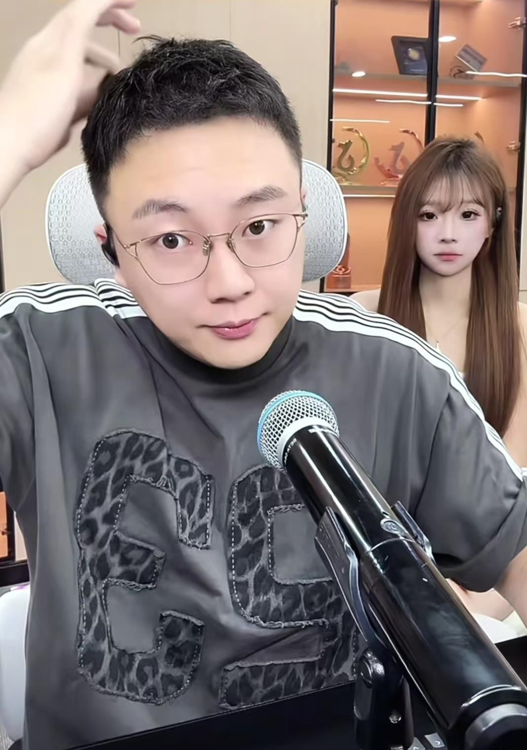 大白聊林思琪周年庆这事，核心就一句话：大哥现在烦他，他就不去凑热闹。林思琪三周年在深圳大鹏办的，场面挺大，曹操哥帮忙搞定的场地，花篮从入口摆到场内。大白没去，理由也简单，人家大哥现在不是一般讨厌他，是特别讨厌。他说自己做人有条线，一起玩不耽误谁就玩，给人添麻烦了成了负担就自觉退远点。主播都是来挣钱的