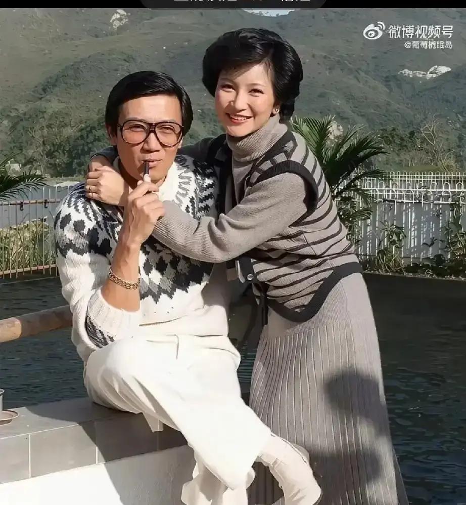 28岁的狄波拉当年这操作，放在现在看简直是“自毁前程”。
毕竟人家顶着首届港姐冠军的光环，那是妥妥的流量巅峰，豪门名流排着队等着约饭。
可她倒好，扭头就扎进了谢贤的怀里。
那时候谢贤43岁，离过婚，名声在外，甚至被贴上了“情场老油条”的标签。
要是搁现在的经纪公司，估计得连夜发声明撇清关系。