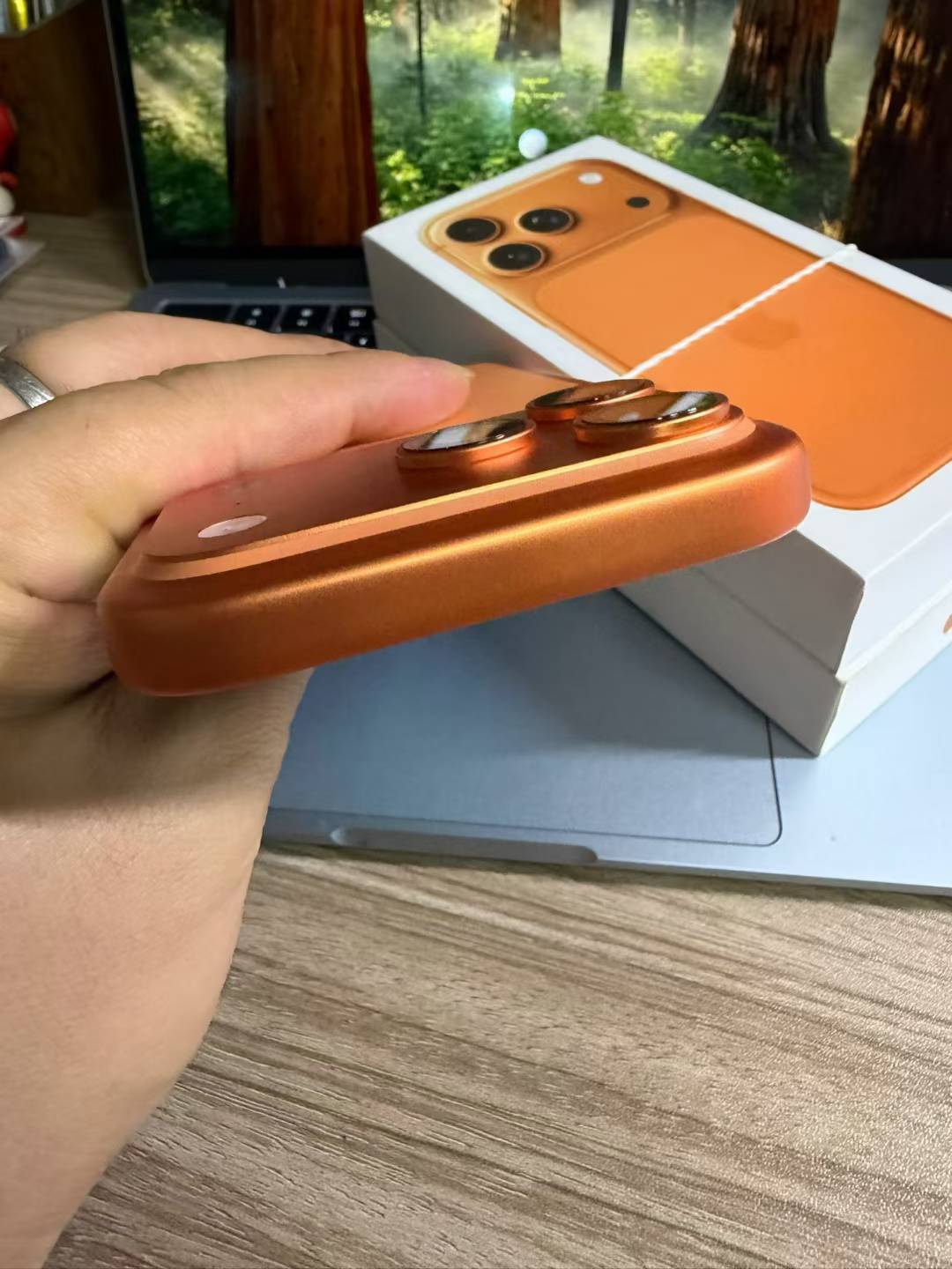【豆花数码】
iPhone 17 Pro 港版（单卡+eSIM）
全新仅激活
保修还有10个月左右
⚠️：不支持国内运营商的eSIM
配件齐全
- 1T：橙 10099 ​