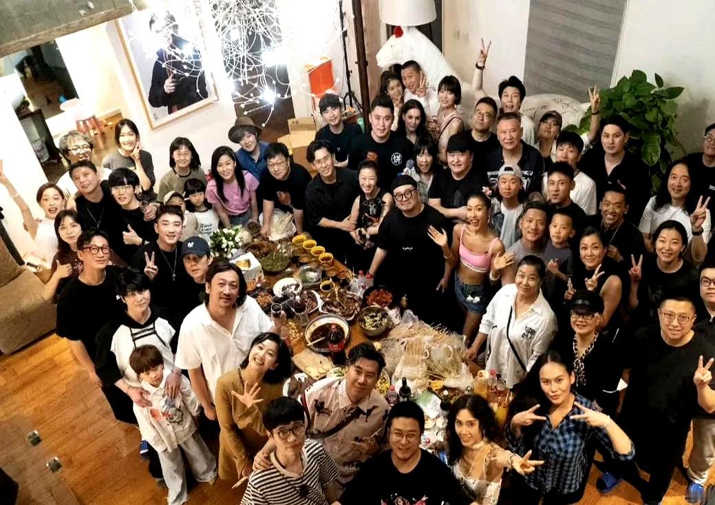 李行亮去刘欢家里聚会，宁可一个人去，也硬是不带老婆麦琳，这事直接把麦琳委屈得在镜头前掉眼泪
 

很多人以为刘欢当过大学老师，平时随和又爱在家里组局，谁都能去凑个热闹。但顶层音乐人的私人圈子，门槛从来都不低，李行亮大概率心里清楚，带上不懂音乐圈社交的麦琳，大家彼此都尴尬
 

最扎心的是，麦琳在意的