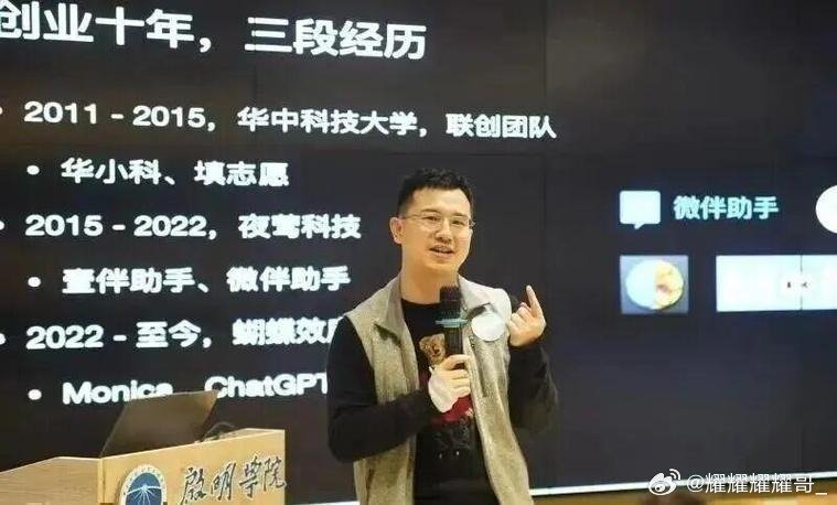 Manus发了2.0，桌面端做成Studio，多了视频编辑和游戏开发环境，还推出个人助理Cue，每个Agent配独立邮箱、电话、钱包和电脑，能拉群协作。智能体有了账户，竞争重心从模型强弱挪到结算。#Manus2.0发布##AI智能体# ​