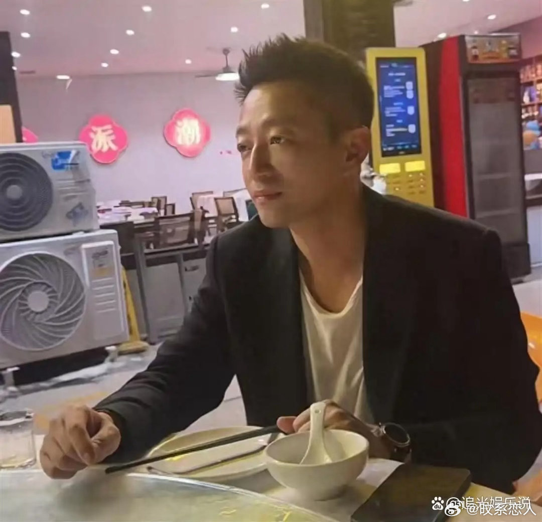 汪小菲带着玥儿和汪宝一起出门，大闺女玥儿已经出落成大姑娘了，小儿子汪宝还是那么懂事，老老实实窝在姥姥怀里特别乖 ​