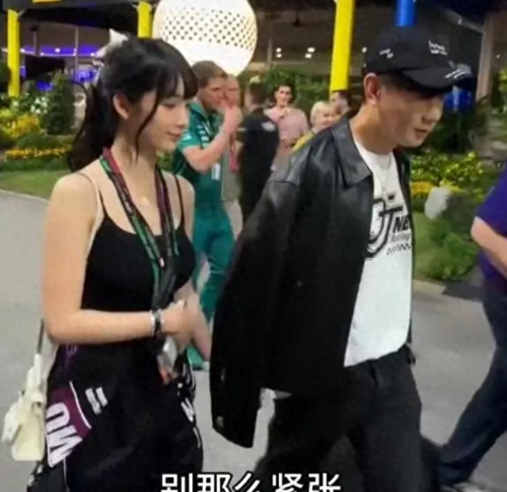 林俊杰牵24岁女友秀恩爱，七七穿吊带背16w爱马仕 网友直呼像父女。 
 
2025年12月29日晚，林俊杰在母亲七十岁生日这天发了一条微博，配文说“爱不需要长篇大论，而是无论晴天或雨天，都坚守在彼此身边”，附上一张四人合照，父母和他本人之外，一个年轻女孩紧挨着林妈妈站在右侧。

出道二十二年，林俊