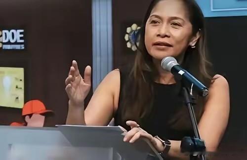 扛不住了！马尼拉紧急向中方求援！海上挑事不断，油罐却彻底见底，双面操作早已得不偿失
 
如今的菲律宾，正陷入一场肉眼可见的全国性能源崩塌危机。
 
比起南海海域的零星摩擦、舆论造势的虚张声势，当下压垮马尼拉的从来不是海上博弈，而是彻底见底的地下储油罐。燃油告急、民生停摆、物价飞涨、秩序紊乱，多重危机