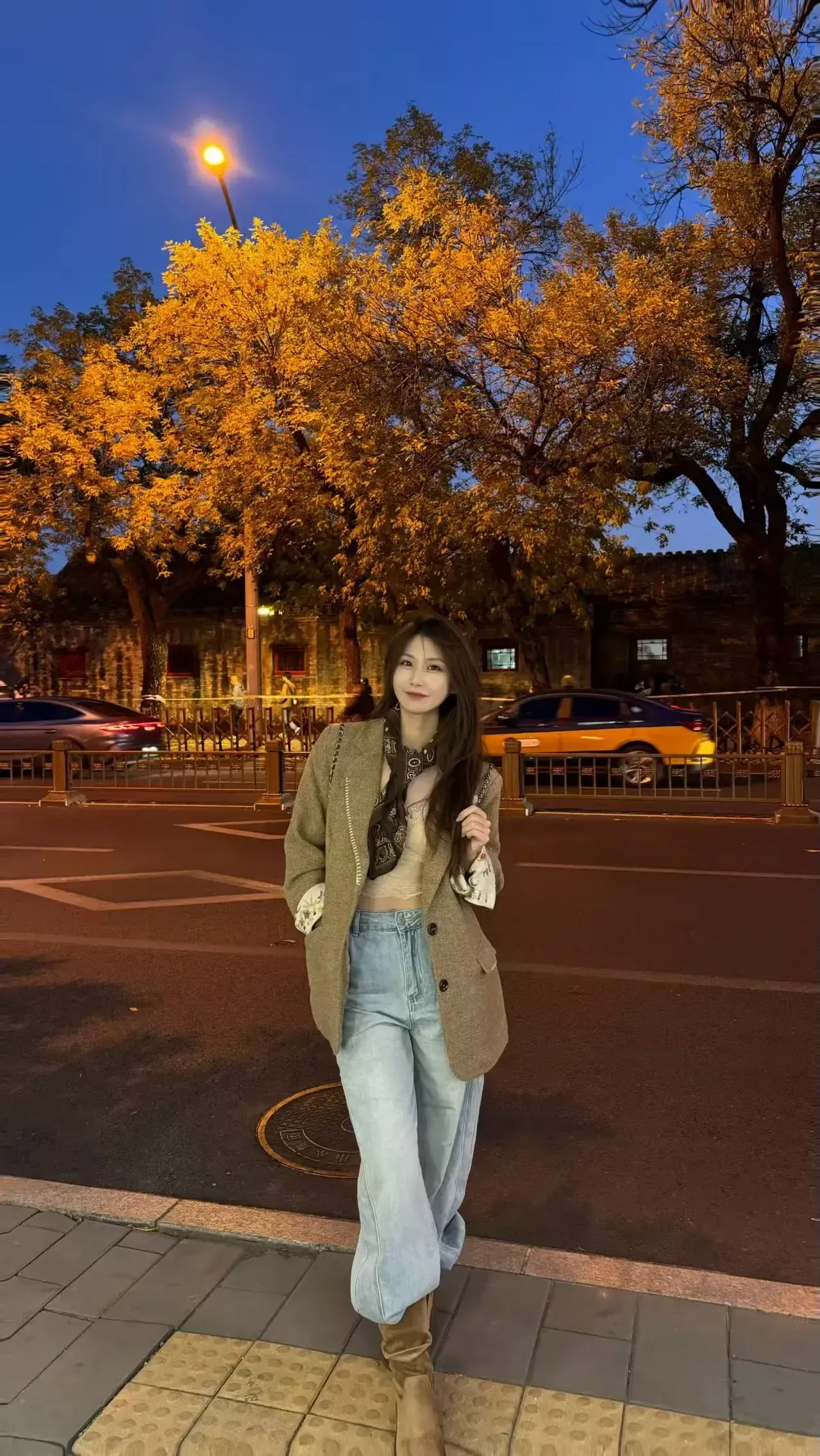 秋日黄昏下的迷人街景，时尚穿搭的少女