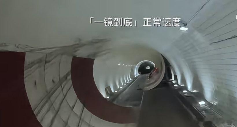#极限测试会让你记住这台车吗#车企极限测试的传播逻辑其实正在发生变化。

单纯成功的挑战案例，热度大多只能维持一两天，刷屏过后很快被新的资讯覆盖。

只有伴随争议的事件，才能形成长尾的二次讨论。

岚图追光S的隧道360度大回环，最初放出视频就引来大量质疑，不少人判定是AI合成。

争议把话题持续拉长，后续官方放出一镜到底实拍素材，正反双方持续辩论底盘、四驱与物理极限，话题被反复拿出来拆解。

享界G9的泥坑蠕行测试也是类似情况，视频发布之后，网友围绕路况难度、拍摄条件、演示场景展开持续讨论，争论测试有没有表演成分，这种讨论拉长了事件生命周期。

极限测试本身，本质是车企把产品能力放到极端场景里直观展示。

但观众的记忆点，往往不是车辆参数，而是这场测试带来的讨论。

完全没有争议的完美宣传片，流量来得快去得更快，用户记忆点其实并不够深刻。

有质疑，有举证，正反观点持续碰撞，才会形成更长时间的传播。

但这里也存在风险，争议一旦失控，很容易反噬品牌信任。

观众会分不清产品真实实...