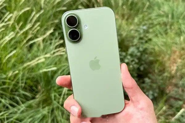 bs#iPhone17涨价倒计时#万万没想到，临近新一代手机发布，旧机型居然要涨价。
日本已经先涨完，消息说8月底全球跟进，最高要涨近一千。
根源是存储芯片价格暴涨，AI服务器抢掉大量产能，手机硬件成本扛不住了。
现在国行官网价格还没变，不少人赶着趁现在库存入手，等等党这回直接被打懵 ​