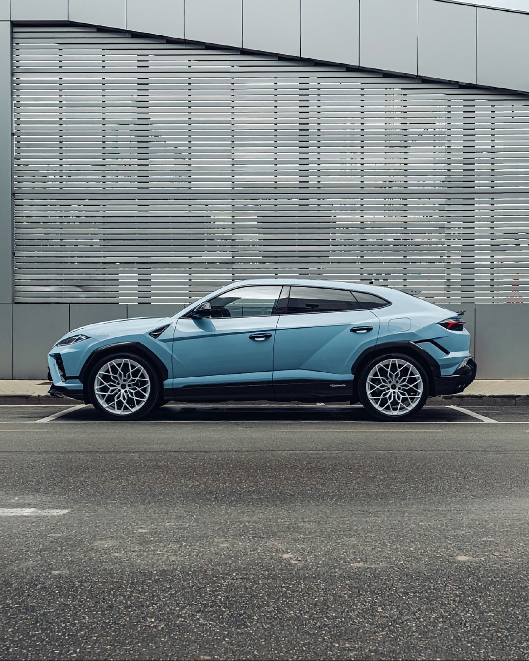 #兰博基尼[超话]# 这台定制版兰博基尼 Urus Se Performante实在是太帅了！#urus# ​
