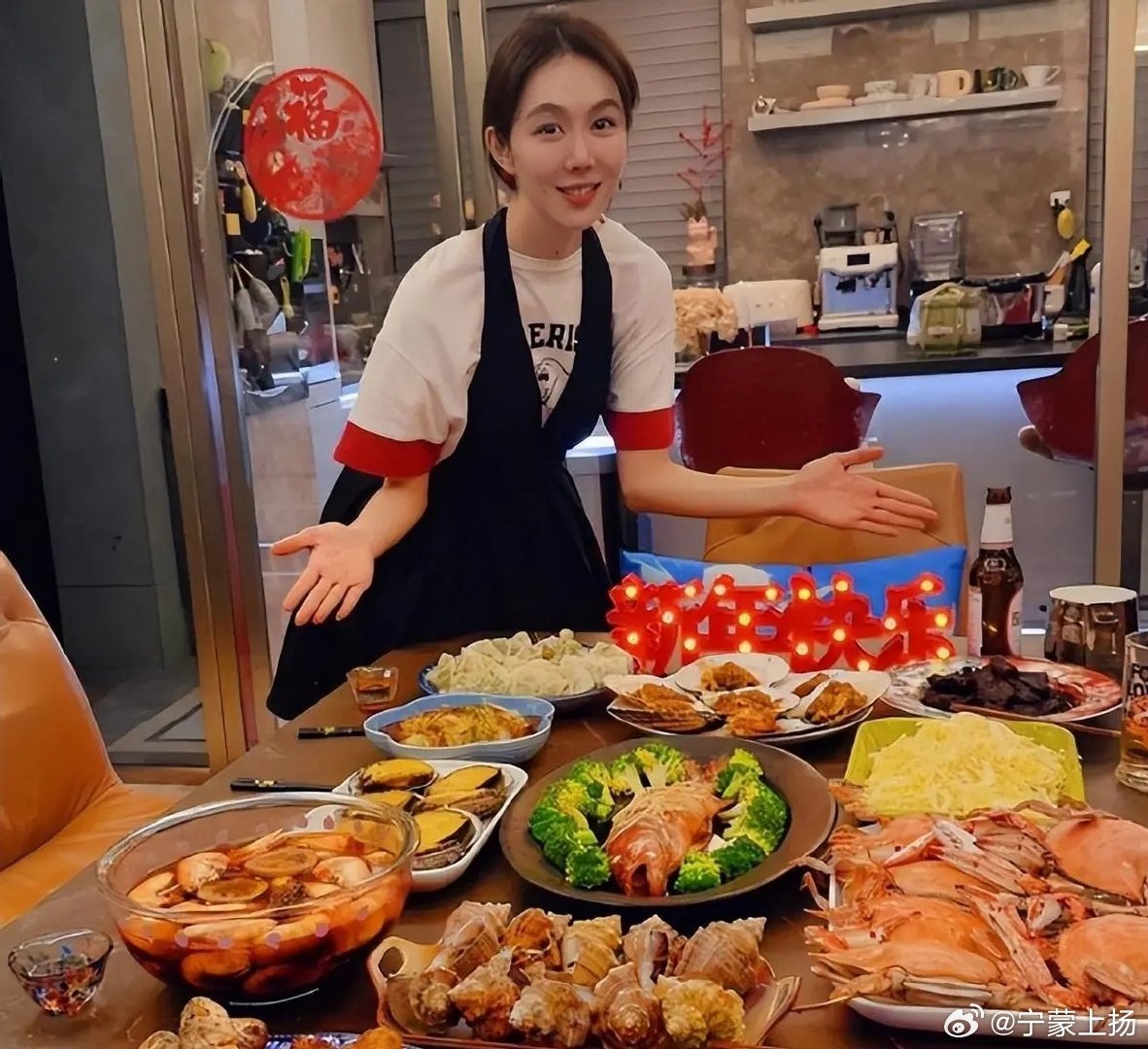 《小城良方》开播了。
只听说是肖战演的，没想到剧里还有姜妍，有点惊喜。
之前看综艺就记住她了，特别能干。厨艺棒，会做很多好吃的，妥妥的居家能手。
没想到她又会做菜又会演戏，真的好佩服！

#小城良方女追男是这个意义的追啊##姜妍[超话]# ​