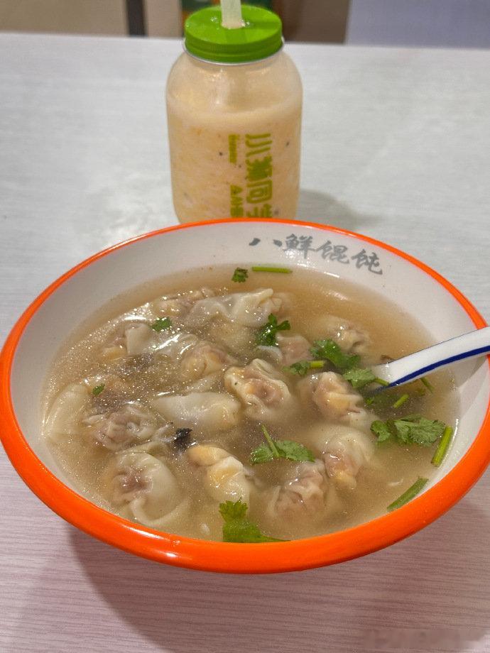 #彭小苒[超话]#上班的牛马，别忘了任务：
尿喝白，电充绿，事办黄 ​