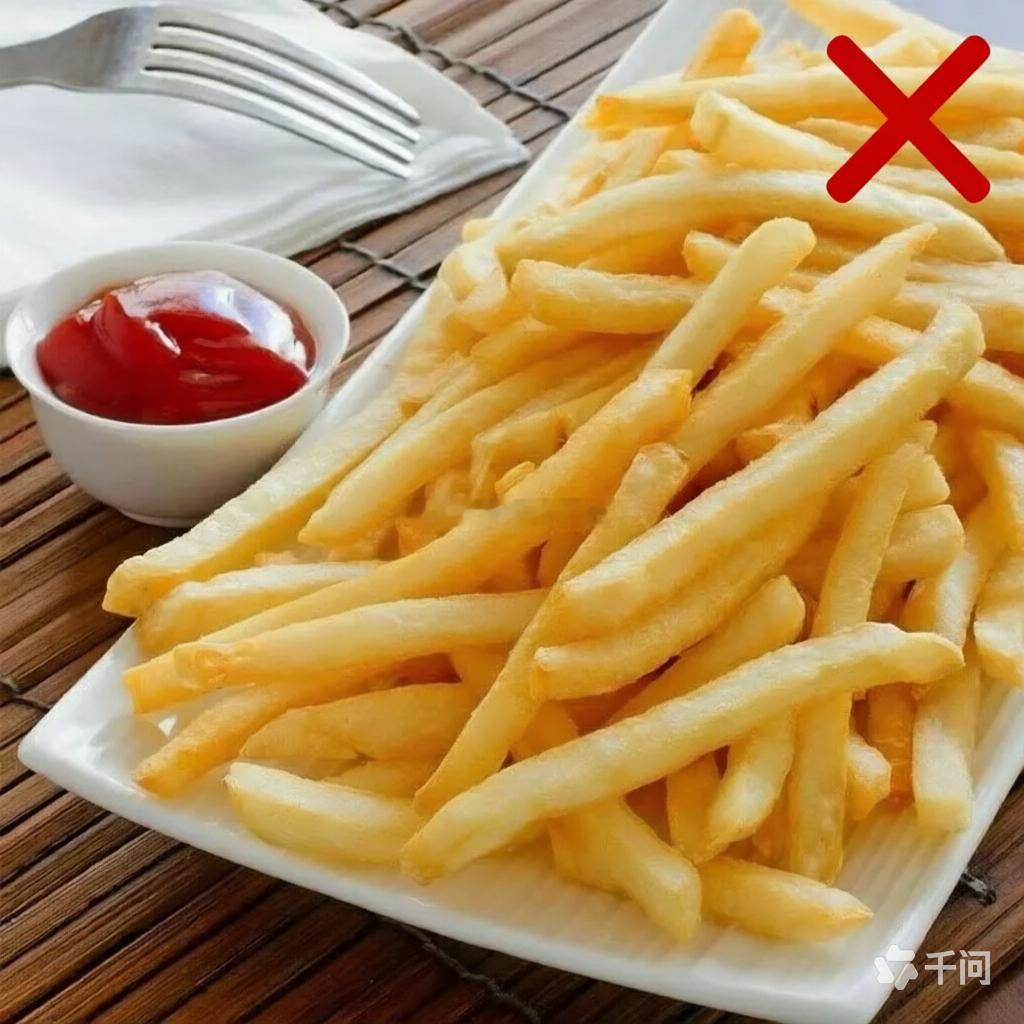 #男子土豆当饭吃半年瘦25斤##秋季养生搭子# 到了秋天，人们如果不注意饮食卫生，容易养秋膘。增肥容易减肥难。

今天在微博上看到一个话题：说吃土豆能够减肥。一个小伙子把土豆当饭吃，半年坚持下来瘦了25斤。这个你相信吗？

我觉得，吃土豆减肥，重要的是烹饪方法。必须掌握关键点：原则上是要将土 ​