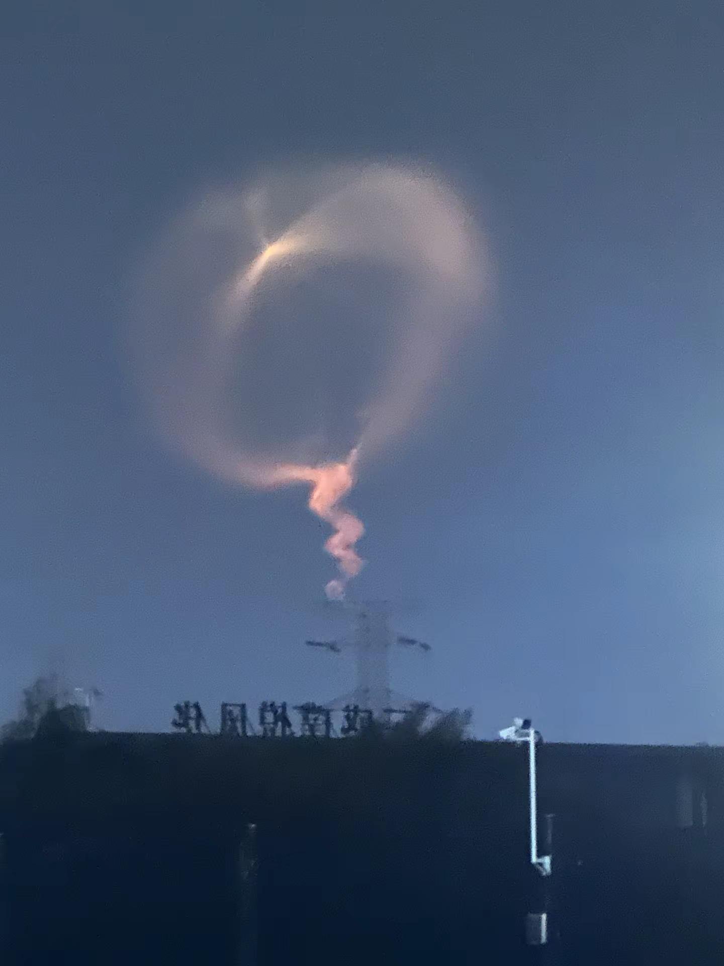 10月23日18:15，太原卫星发射中心长征六号改火箭发射遥感五十号03星，河北、天津、山东、北京很多地方都能看到这个景象。原理火箭喷出的尾气水蒸气，在几十公里高空遇冷凝结成细小冰晶；地面已经天黑，但高空还能被落日的阳光照亮，就会发光。加上高空气流吹动，散开后就变成这种像水母一样圆圆的光圈，下面拖着