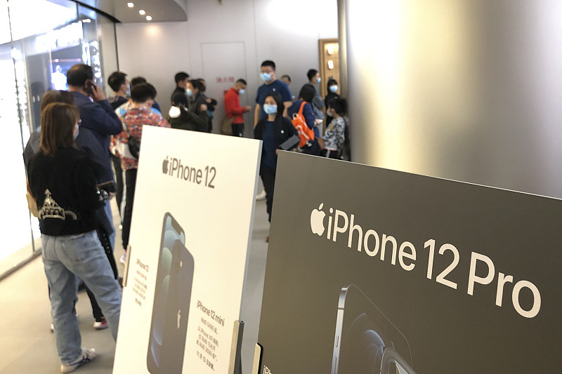 iPhone 18 Pro Max首发这波真的给我看傻了。
9月18日济南恒隆广场苹果直营店门口，市民王先生直接花15万抢到10台，拿到手当场转卖给门口蹲点的黄牛，算下来净赚2万多。人家去年首发就抢了6台赚了一笔，放话明年还接着蹲点抢。
反观我们这些普通用户，9月12日晚8点卡点蹲预售，苹果官网直接