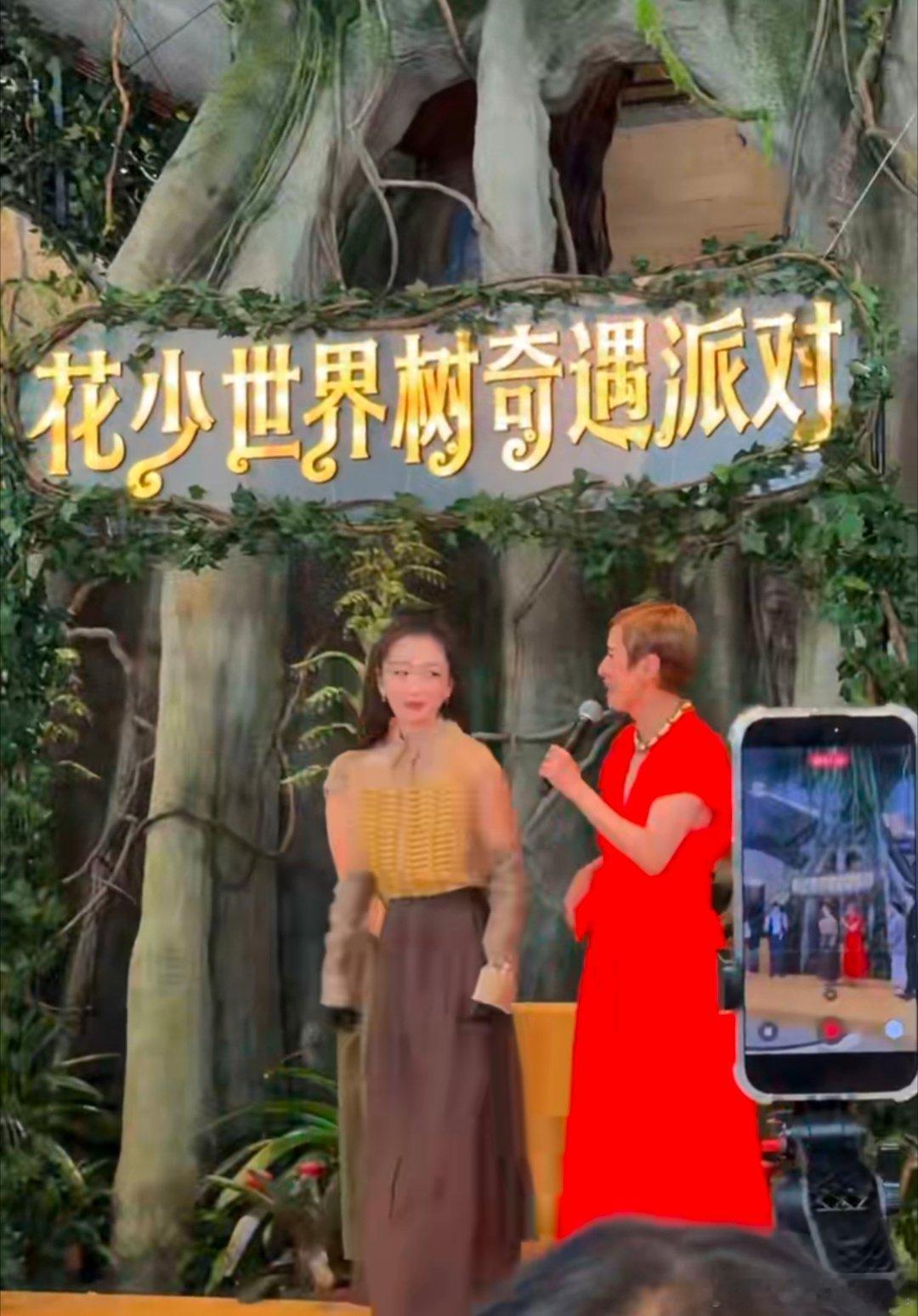 #吴君如[超话]##吴君如周冬雨看着日出演起来了# 本以为看日出是安静治愈向，结果解锁搞笑番外，君如姐和冬雨的化学反应真的超出我的预期#花儿与少年# ​