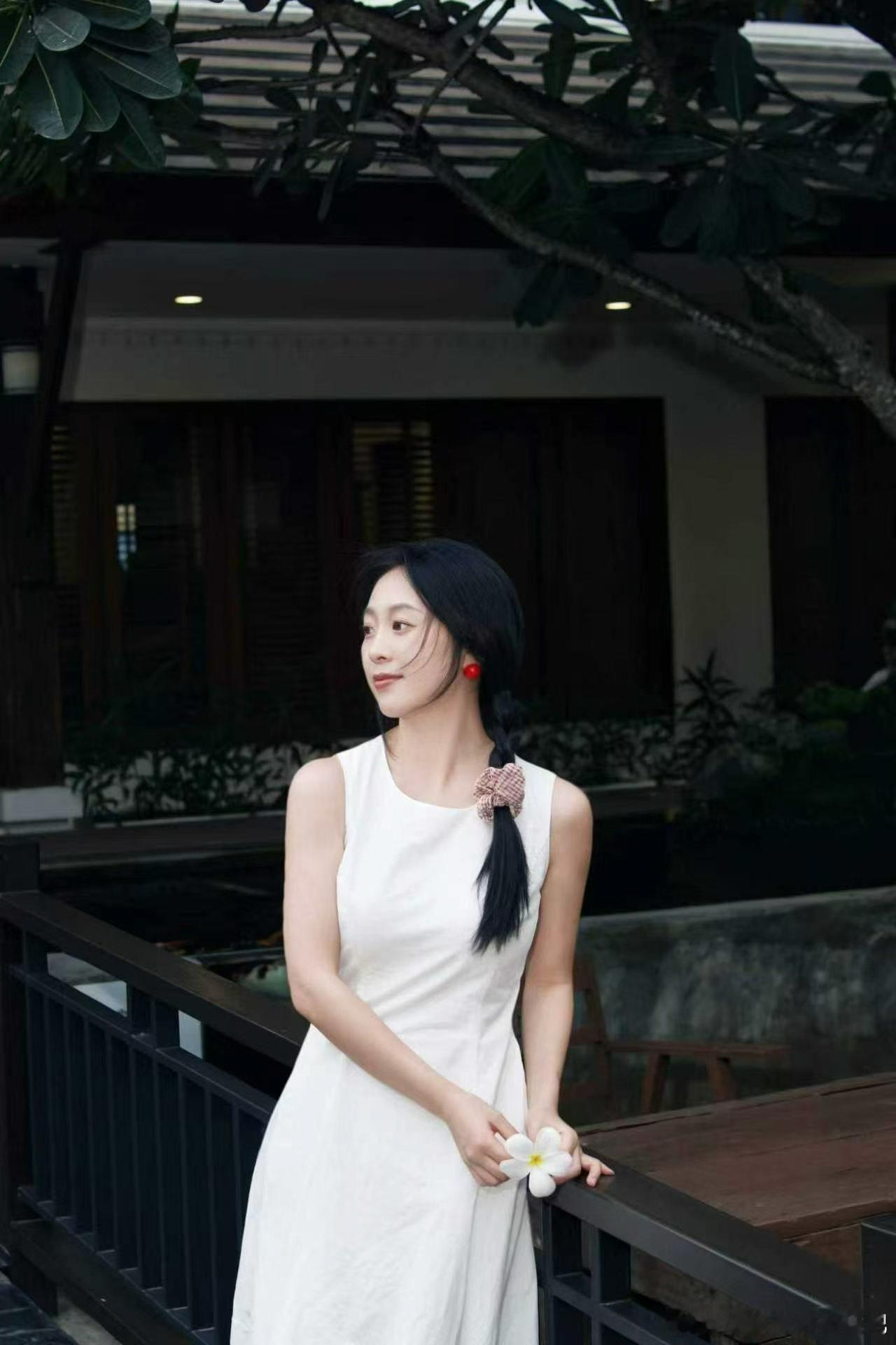 96年日本留学女找对象
96年生，早稻田修士毕业，现在在成都半导体工艺工程师。广汉人。身高164cm，体重48kg。日常被代码和光刻机包围，但回家会认真做饭(便当摆盘强迫症)。喜欢玩密室逃脱和剧本杀，擅长逻辑推理但不擅长吵架。
兼容性要求:希望你是情绪稳定的“E”人(能带
我社交)，身高172cm+，年龄27 ​