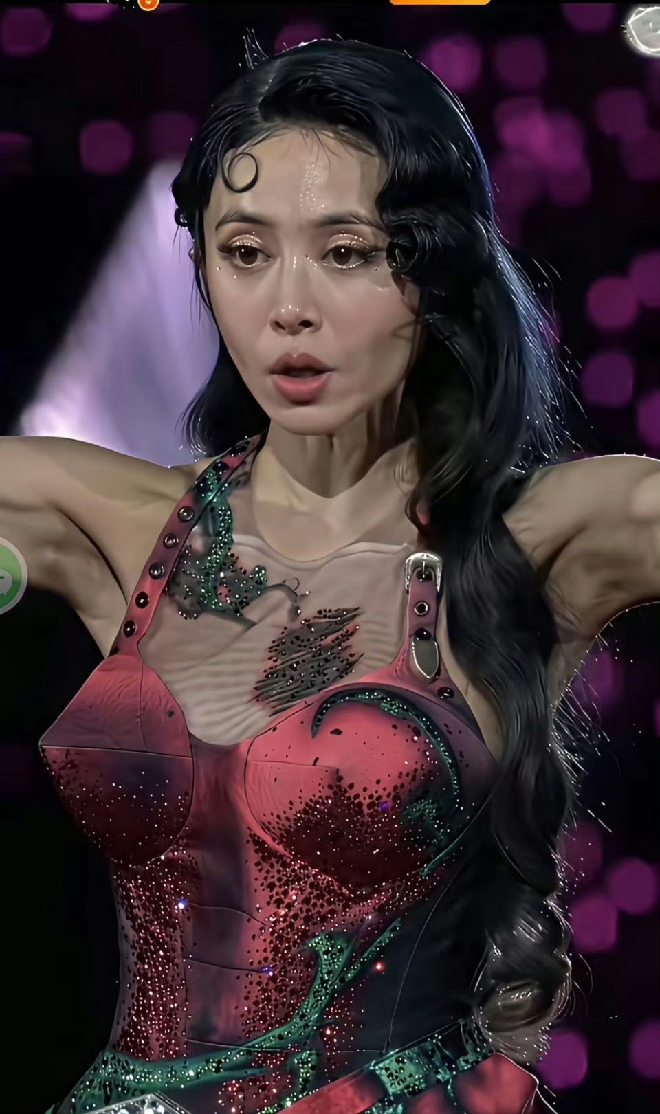 蔡依林突然就老了很多，她应该是健身爱好者，肌肉线条很明显