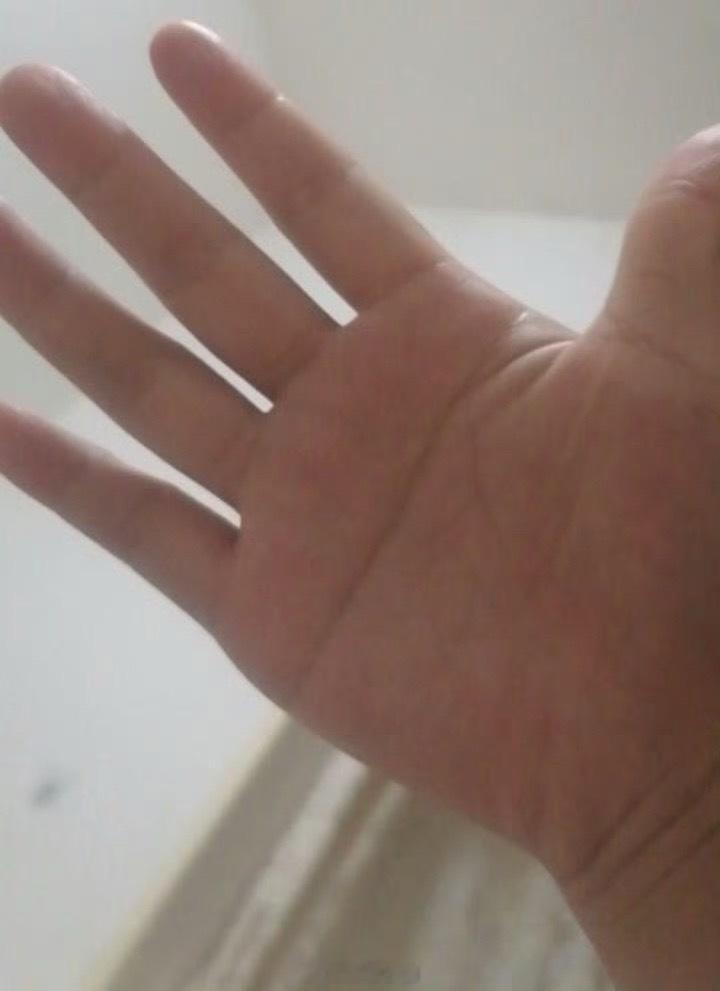 断掌的人，大多性格都比较主观，脾气大，不易与人妥协，利自身能力。尤其是断掌的女性，不依赖男人，本质上不是“克夫”，而是“不需要夫”。如果嫁对了人，一个尊重你、欣赏你强势的男人，断掌反而旺家；嫁错了人，一个自卑、想控制你的男人，才会冲突不断。 ​​​