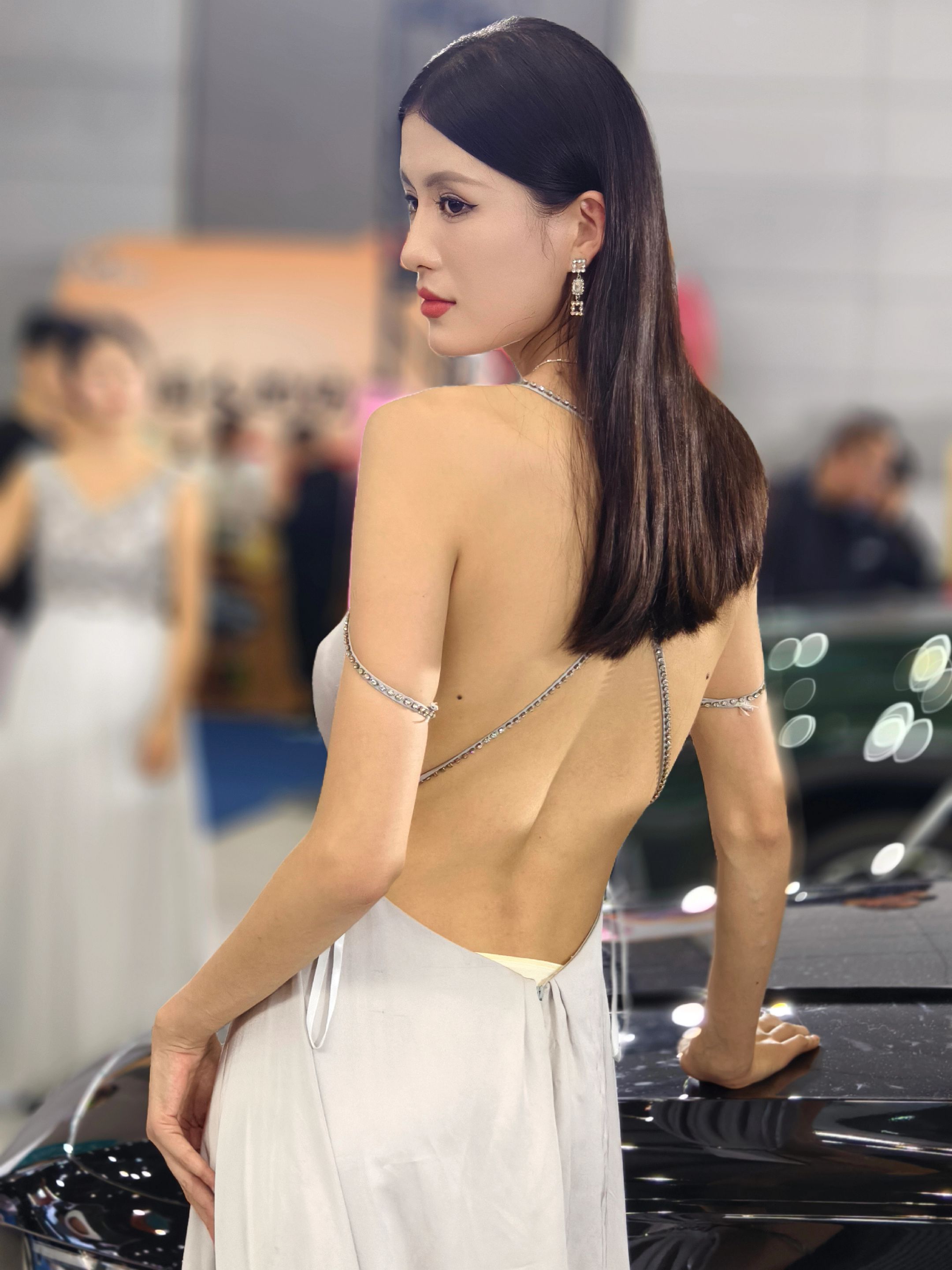 <p>美女 好看的小姐姐 车展现场 优雅气质 <!--{img:0}-...