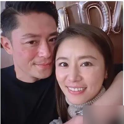 霍建华这是彻底不要那张脸了。
素颜出镜，皱纹全在，眼袋耷拉着，头发也白了大半。网友炸了，说他像小区遛弯大爷。
可人家转头就扎进拳馆，减重增肌练拳击，一天没歇。自导自演的动作片请了《周处除三害》的动作团队，这是要玩命。
《轻年》还在播，林心如那边晒了张黄昏剪影，纪念结婚十年。不吵不闹，就一张照片