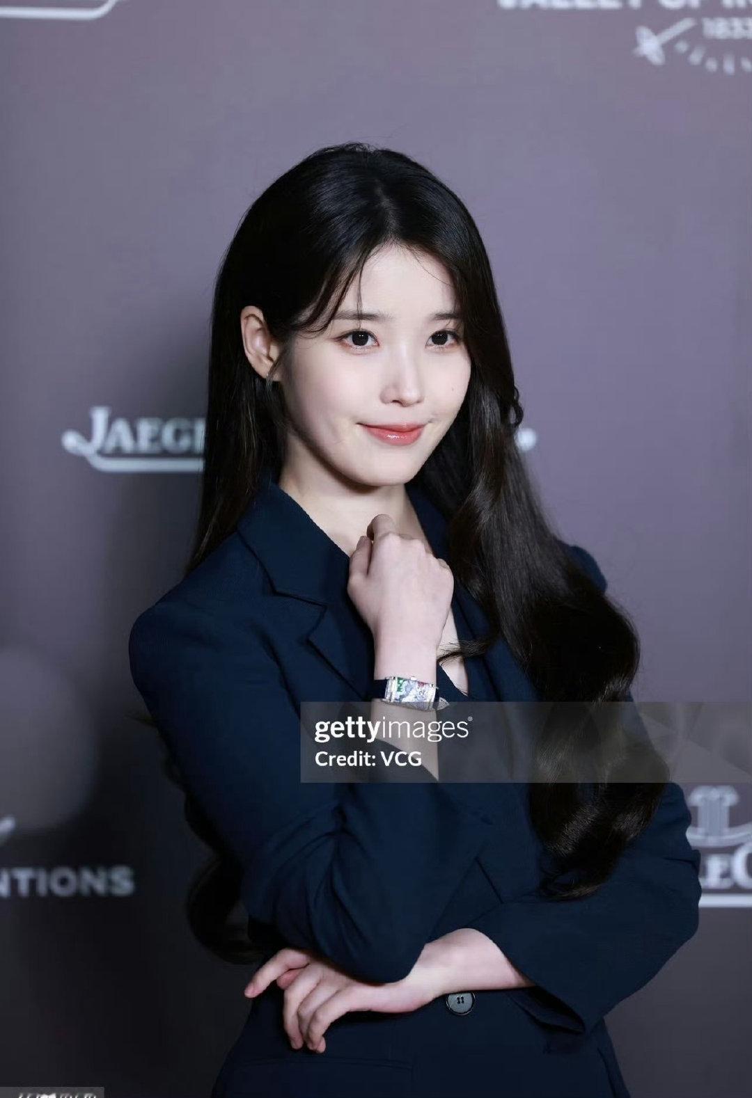 #IU被质疑单独打灯# 我们李知恩就是这么天生丽质，牛奶皮肤不是说说的！ ​