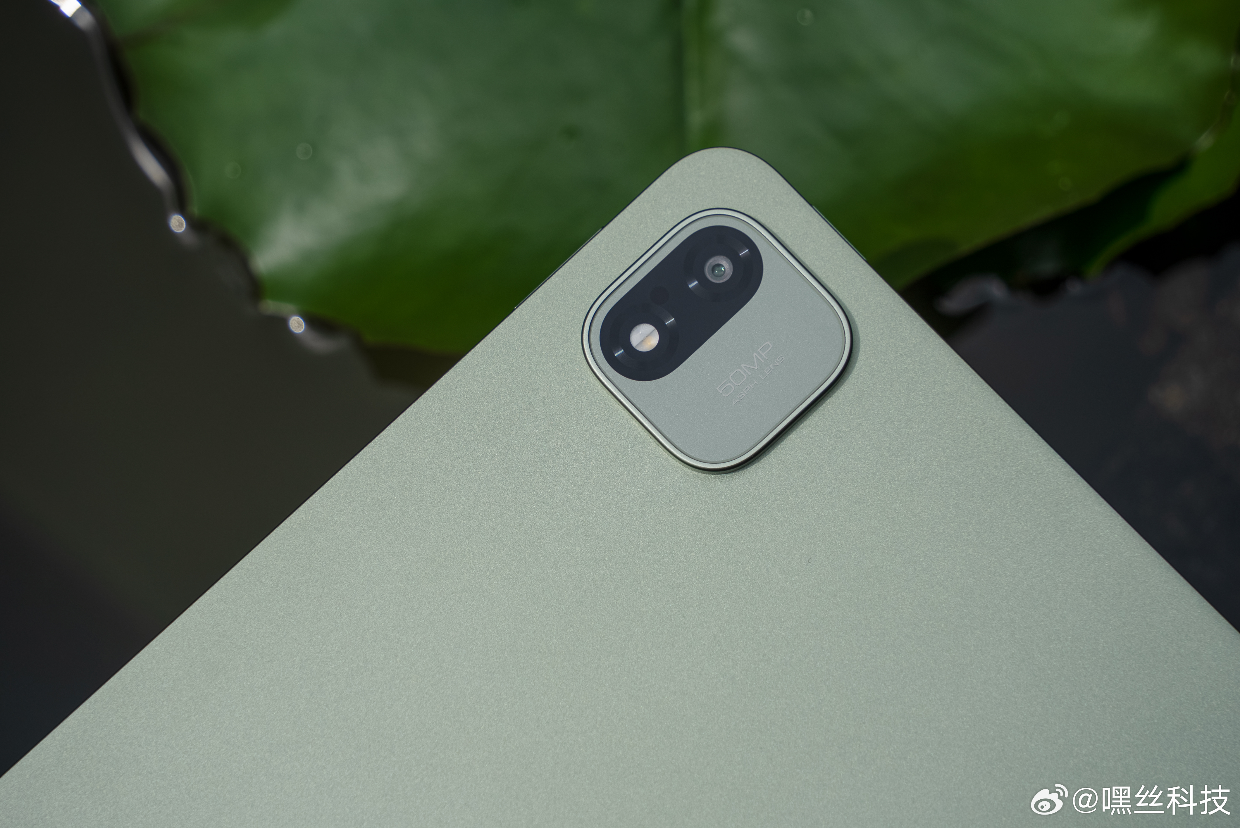 移动办公搭子就选它？Xiaomi Pad 9 Pro究竟有什么魔力?[偷笑]#小米平板9系列评测#

首先当然是屏幕够大够亮啦~12.5英寸的3.2K高刷屏，支持P3色域和峰值1000nits亮度，不仅能应付专业创作需求还能在户外随时修改[并不简单] 当然了，能支撑我们在户外不插电工作的背后是11000mAh的大电池，22.5W的有线反 ​