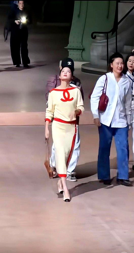 硬邦邦的香奈儿裹得严严实实，换别人穿绝对是灾难，辛芷蕾硬是把这衣服压住了。

她这种有肉不胖、瘦不柴的状态，根本不是衣服衬人。八月份《金色》刚播，马上又传出要搭档许光汉拍滕丛丛的新片。飞天奖提名、华人盛典大奖、中法文化大使全捏在手里。

没见她平时怎么炒作挤话题，就是作品一部接一部往外甩。

人到了