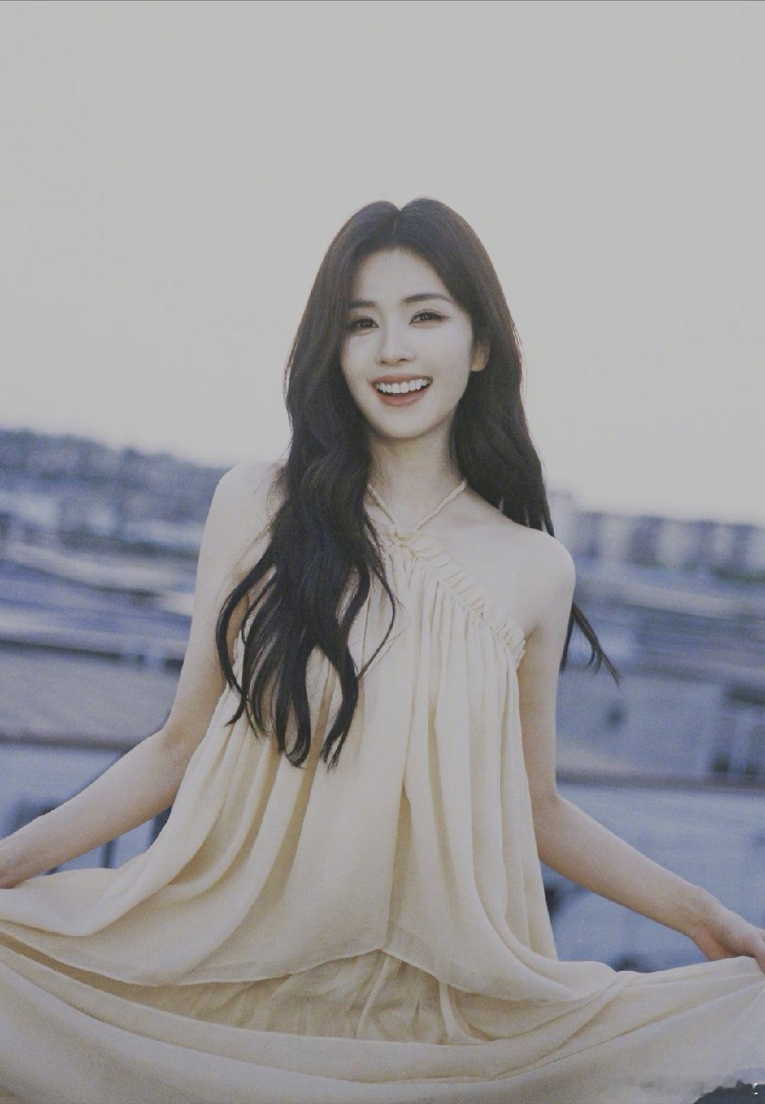 #白鹿[超话]#  [打call]#白鹿0923生日快乐# [送花花]#幸福鹿923号# 

你像晚风吹过寂静山野，轻轻带走我所有说不出口的疲惫。
   You are like the evening breeze blowing over silent hills, gently carrying away all my unspoken exhaustion.

​