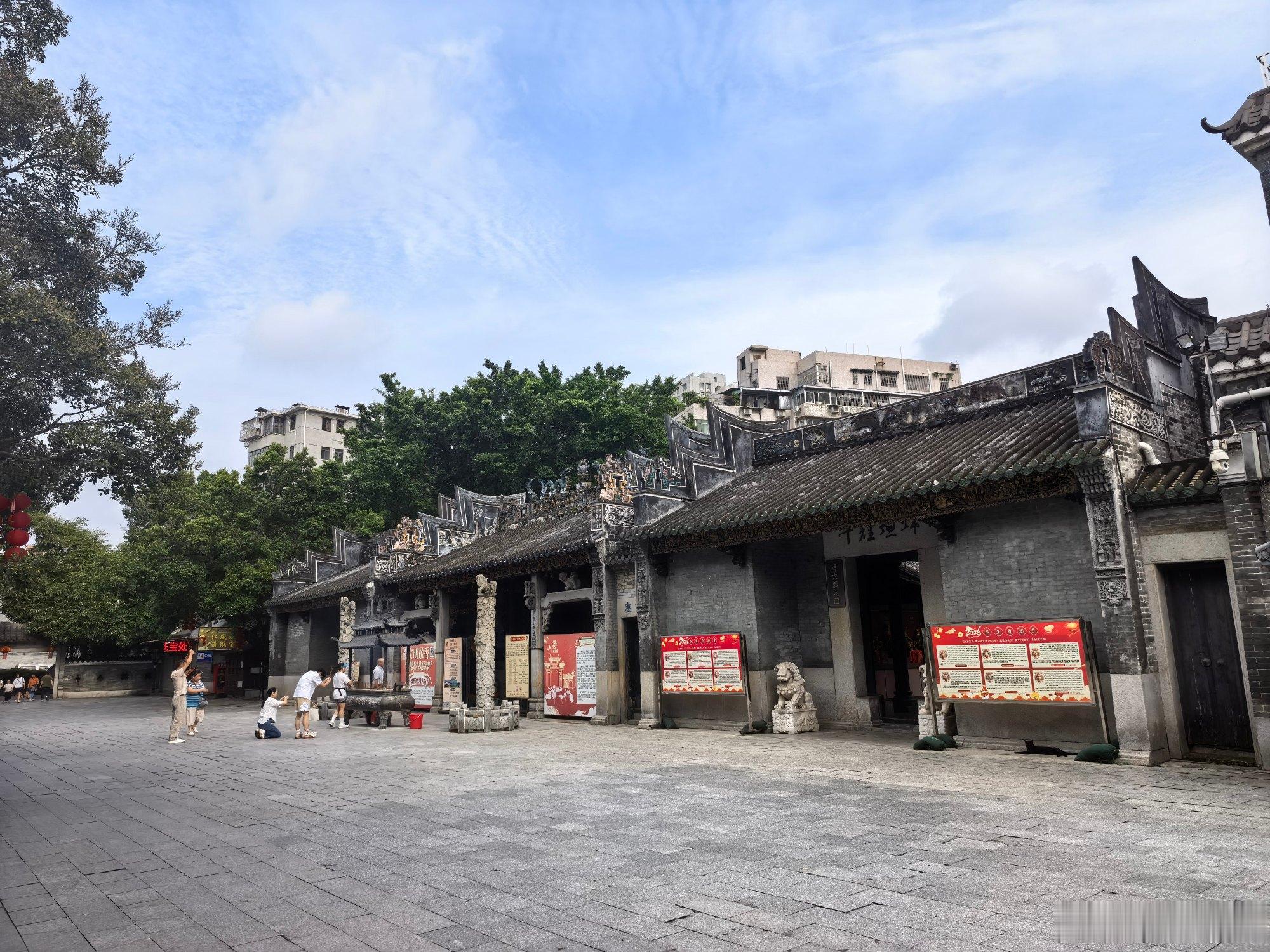老西关的韵味和美好，总是在不经意间就能撩你一下。老榕树下，聊天的老人...