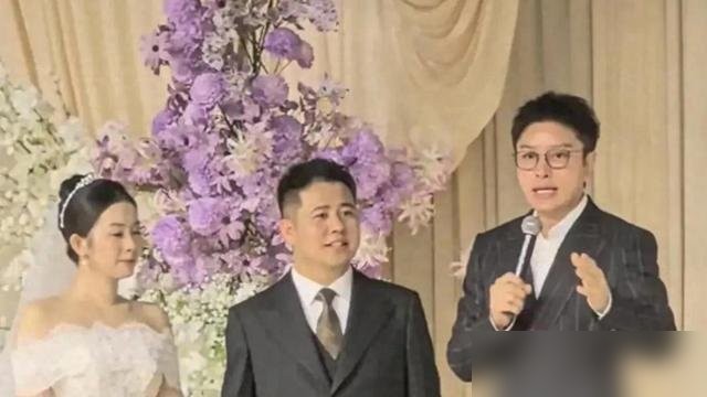 贾乃亮专程赶到山西临汾参加好友婚礼，登台当了证婚人。一身深色条纹西装笔挺，新人鞠躬他立刻弯腰回礼，礼数周全得挑不出毛病。结果刚下台，西装一扒换上便服，直接扎进普通宾客堆里抓着瓜子唠嗑，身边一个保镖影子都没有。

这已经不是他近期头一回帮身边人站台撑场面了。前阵子相伴十年的经纪人办喜事，也是他上去致的