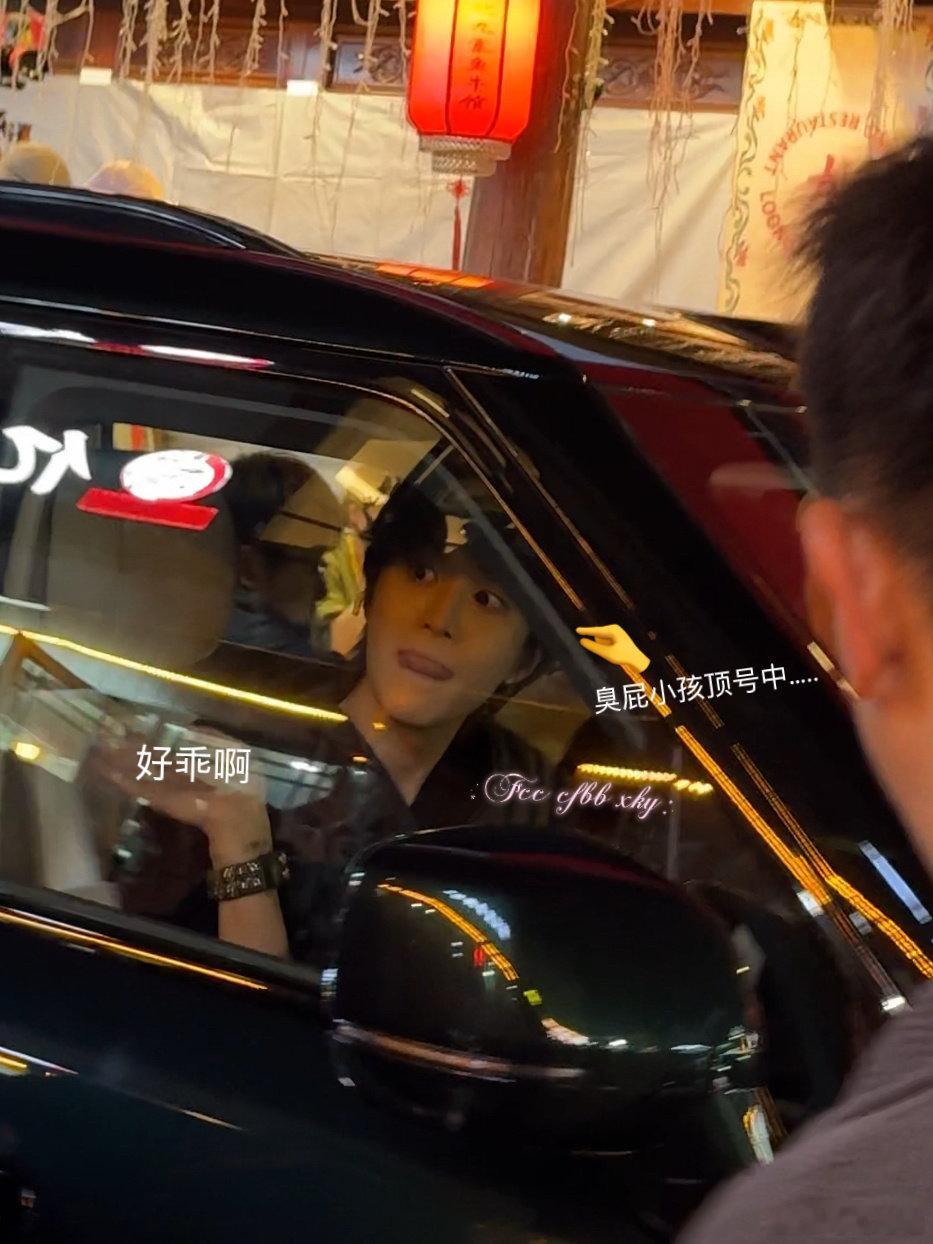 #范丞丞[超话]#  
小宝宝和男友力随机切换中.....
这跨不过的距离～
#沈腾范丞丞合照帅成AI了##范丞丞##‍今日星拍放送# ​