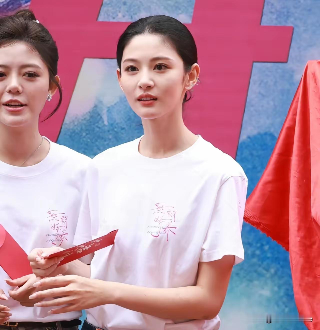 10月5日，于正力捧小花赵晴新剧开机，出演🥭现偶女主，不得不夸调人功底是真强！
2年4部女主剧，赵晴容貌气质大变样，如今谁看了都得说一句漂亮！1年前还在各大剧里演丫鬟，如今女主剧一部接着一部
🥝即将播出的《金吾不禁》，是于正为她量身量身定做的大女主剧，搭档周柯宇
刚杀青的古装剧《听银 ​