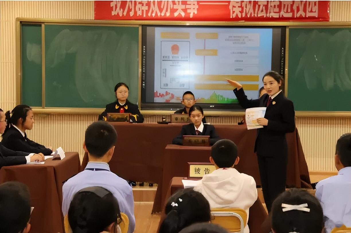 【龙蕊：“守住老百姓的安宁，才对得起胸前的检徽！”】龙蕊，女，汉族，1985年12月生，中共党员，现任昆明市西山区人民检察院副检察长。先后九次获评优秀公务员并获嘉奖，两次荣立三等功，曾获评云南省未成年人检察业务标兵、云南省和昆明市“检察之星”、昆明市五四青年奖章等多项荣誉。

从一名普通 ​